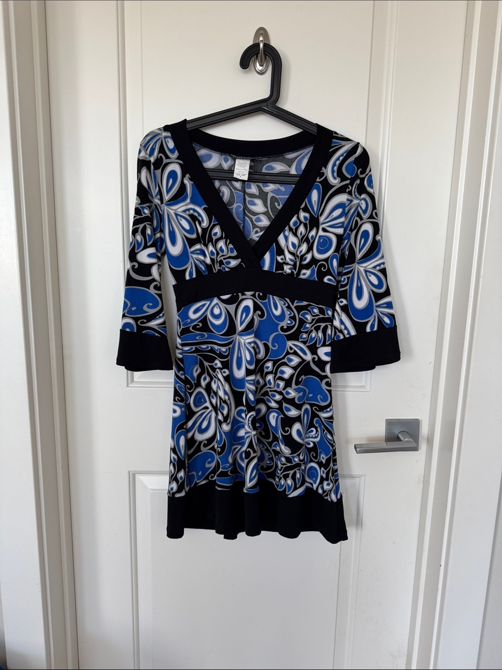 Wet Seal Blue and Black Printed V‑Neck Long Sleeve Dress